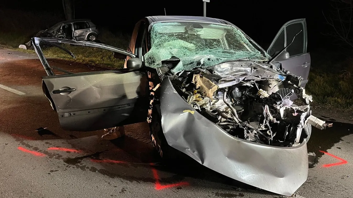 Brutális helyszíni fotók: Egy nő halt meg a balesetben