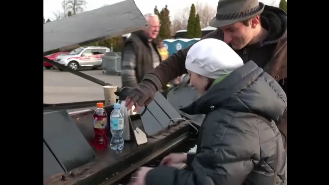 A határon kezdett el zongorázni egy menekülő nő