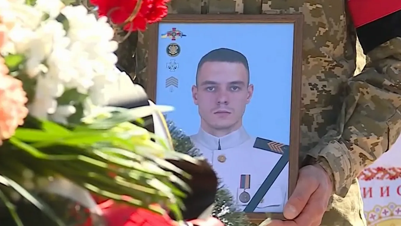 Megható képsorok: Így helyezték örök nyugalomra a hős magyar katonát - Videó