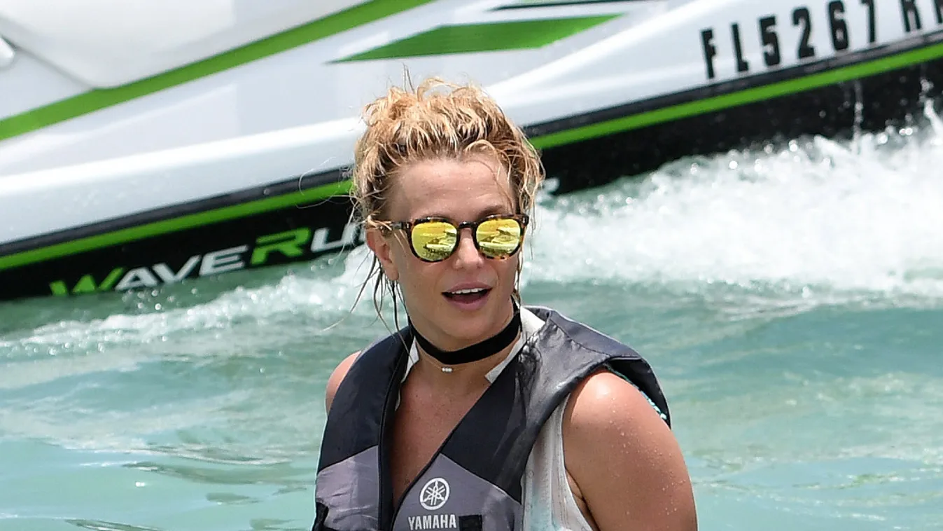 Britney anyaszült meztelenül fetrengett a parton