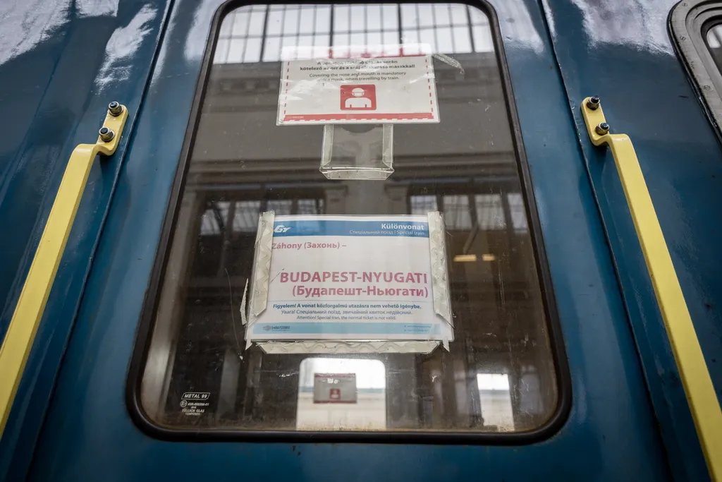 20220305 Budapest, Záhony felől folyamatosan érkeznek a nagyobb menekültcsoportok a fővárosi Nyugati pályaudvarra. Fotó:Bánkúti Sándor