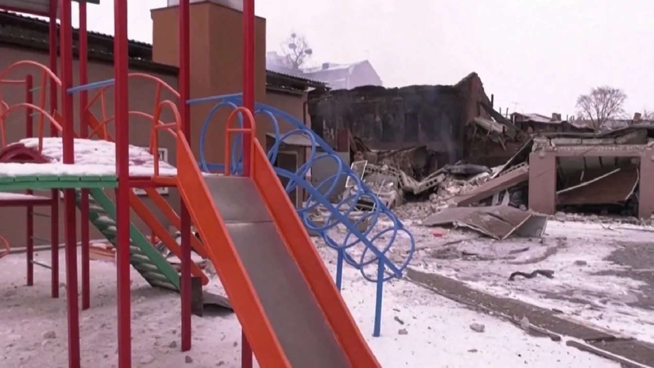 Hatalmas lánggal égett egy lebombázott iskola - Videó