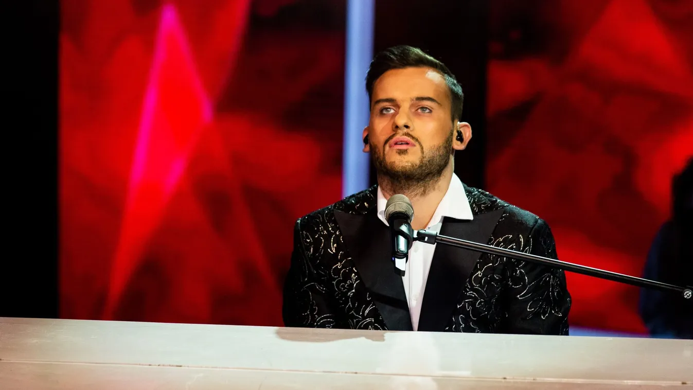 Étteremben tette ki a mellét Szabó Ádám szerelme