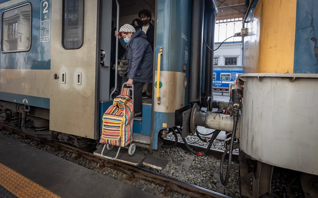 20220305 Budapest, Záhony felől folyamatosan érkeznek a nagyobb menekültcsoportok a fővárosi Nyugati pályaudvarra. Fotó:Bánkúti Sándor