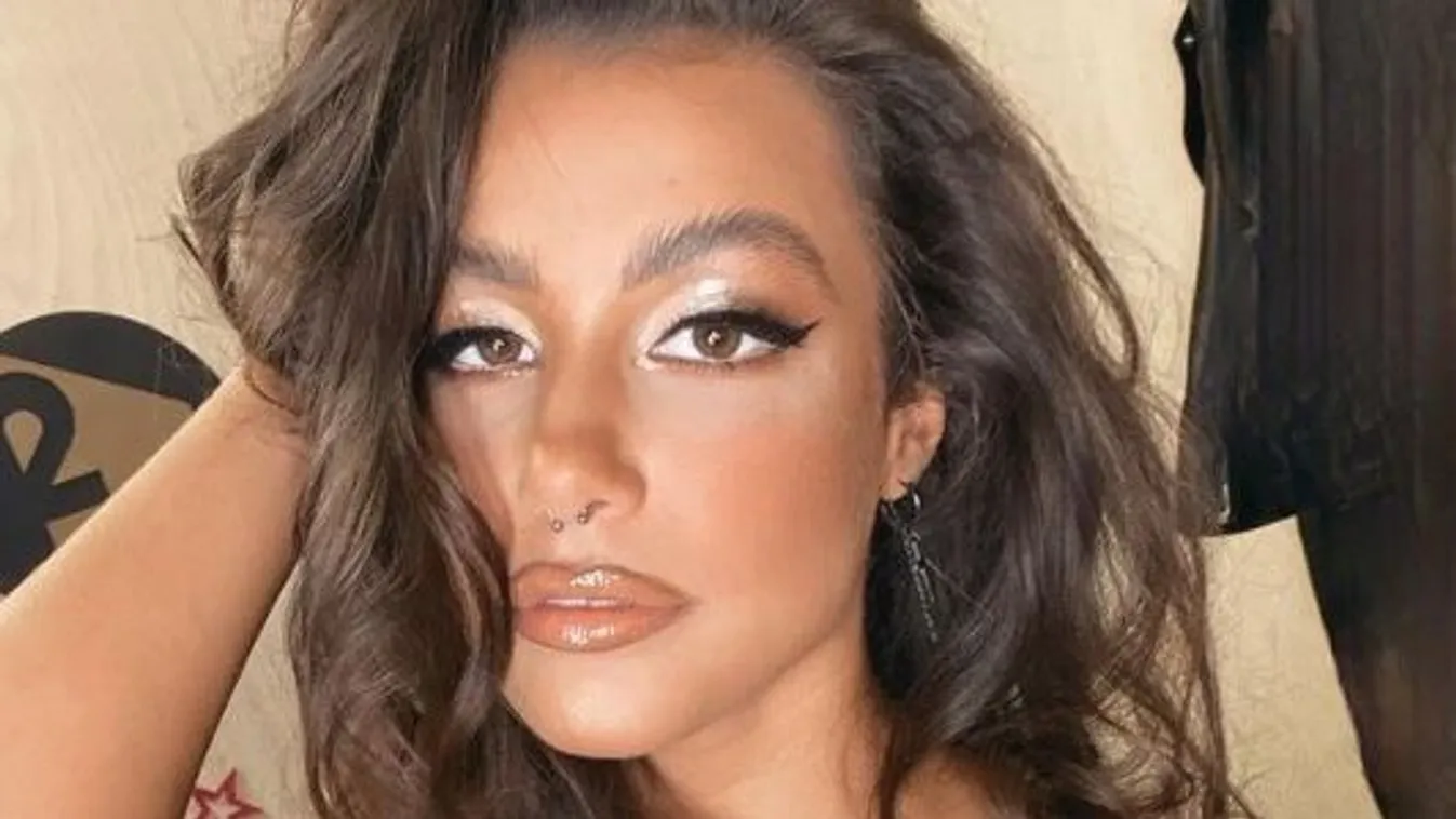 Azért ez merész: Melltartó nélkül állt a kamerák elé Tóth Andi