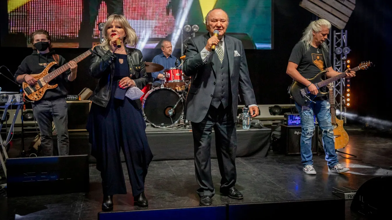 Tomboltak a fiatalok a Korda házaspár koncertjén