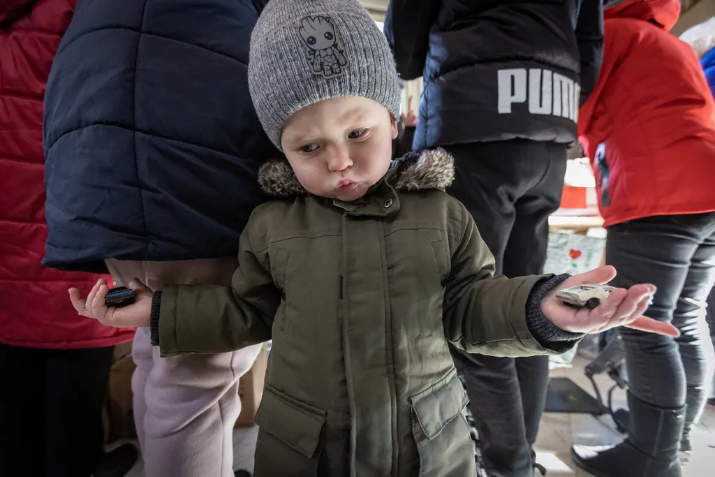 20220305 Budapest, Záhony felől folyamatosan érkeznek a nagyobb menekültcsoportok a fővárosi Nyugati pályaudvarra. Fotó:Bánkúti Sándor