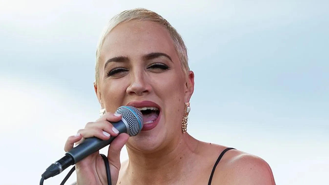 Tóth Gabi a Békemeneten szelfizett a párjával