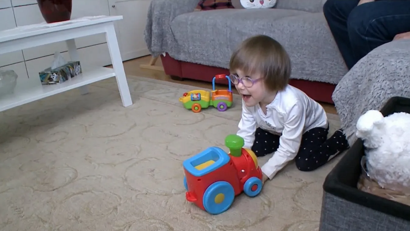 „A mozgásfejlődése teljesen leállt” – a 4 éves Annának a legnagyobb álma, hogy járni tudjon