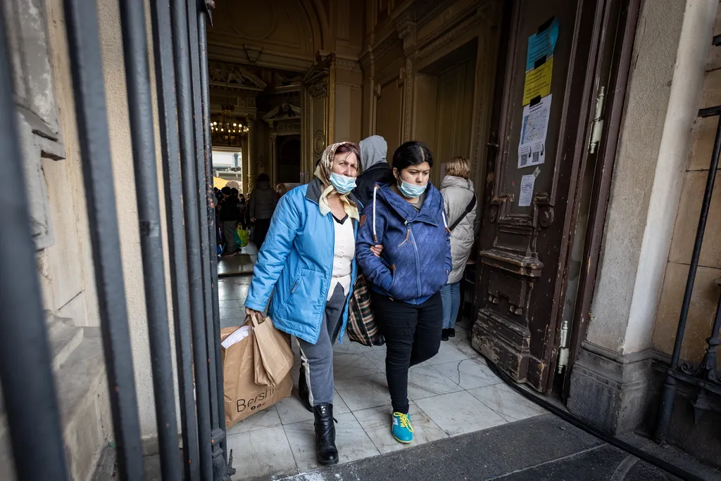 20220305 Budapest, Záhony felől folyamatosan érkeznek a nagyobb menekültcsoportok a fővárosi Nyugati pályaudvarra. Fotó:Bánkúti Sándor