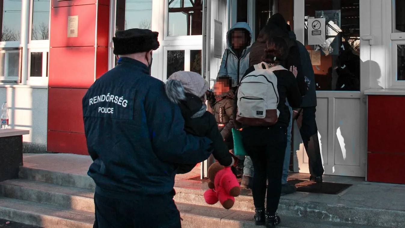 Sokkos állapotba kerültek a menekült szülők, nem mozdult a kisbabájuk