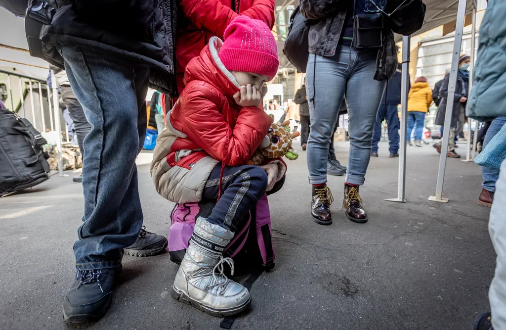 20220305 Budapest, Záhony felől folyamatosan érkeznek a nagyobb menekültcsoportok a fővárosi Nyugati pályaudvarra. Fotó:Bánkúti Sándor