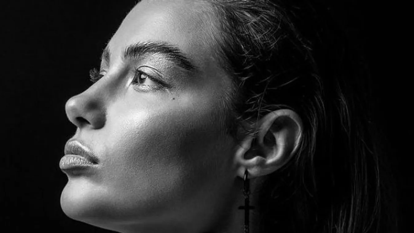 Ezzel a fotóval hirdetik erotikus modellként Tóth Andit