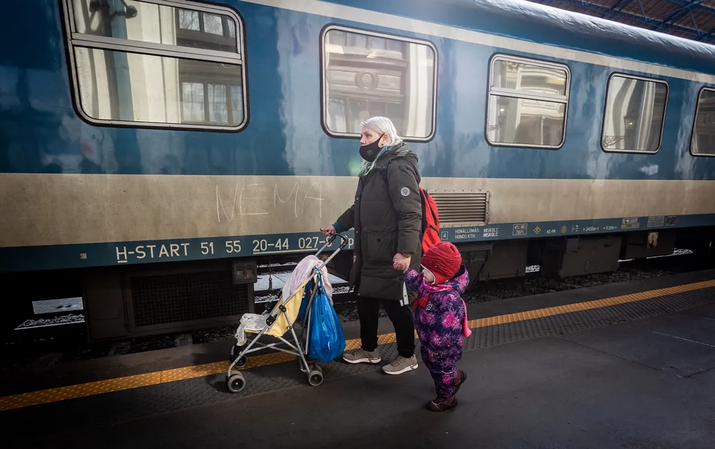 20220305 Budapest, Záhony felől folyamatosan érkeznek a nagyobb menekültcsoportok a fővárosi Nyugati pályaudvarra. Fotó:Bánkúti Sándor