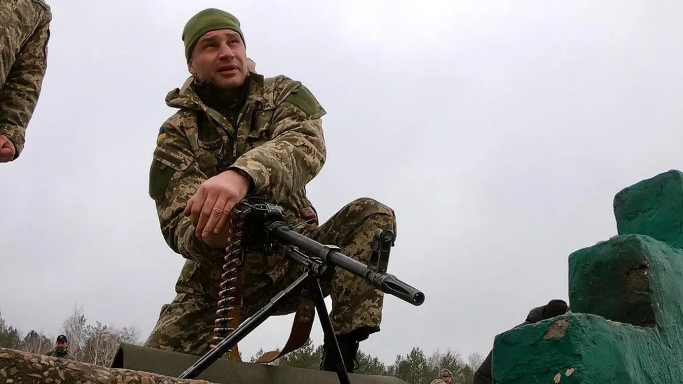 Ukrán hősök fegyverrel, a két Klicsko és a legendás focista is védi a hazáját