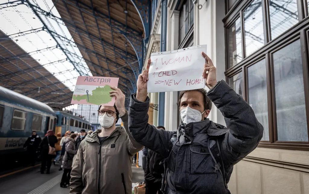 20220305 Budapest, Záhony felől folyamatosan érkeznek a nagyobb menekültcsoportok a fővárosi Nyugati pályaudvarra. Fotó:Bánkúti Sándor