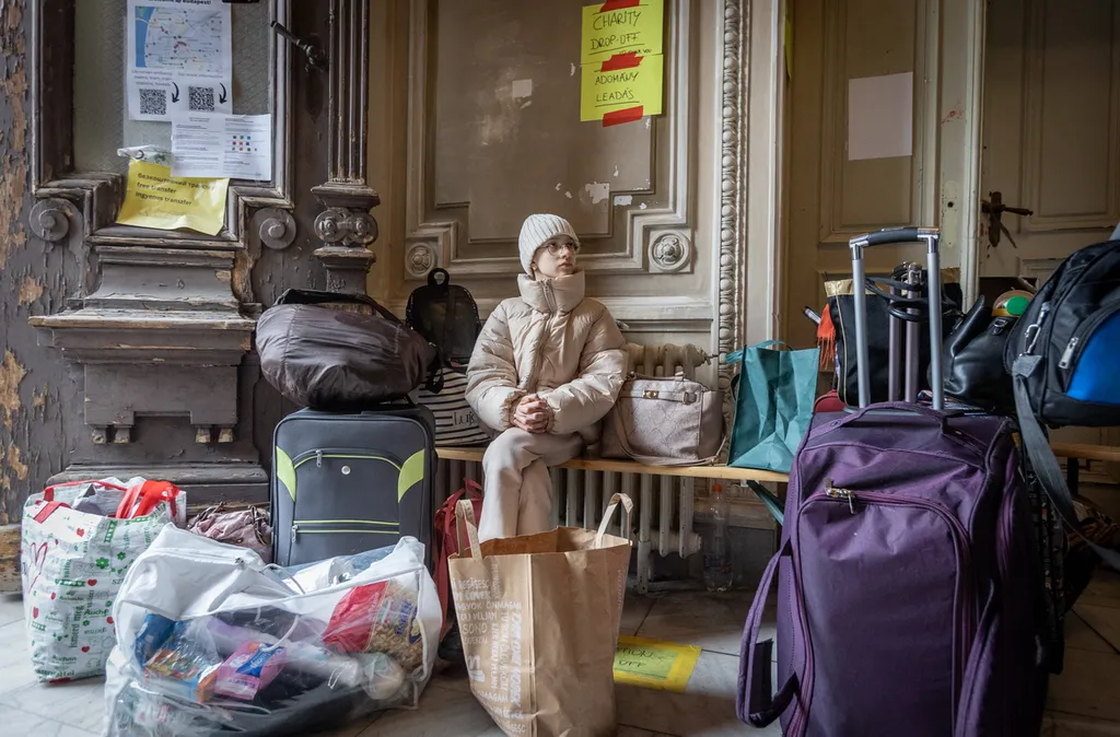 20220305 Budapest, Záhony felől folyamatosan érkeznek a nagyobb menekültcsoportok a fővárosi Nyugati pályaudvarra. Fotó:Bánkúti Sándor