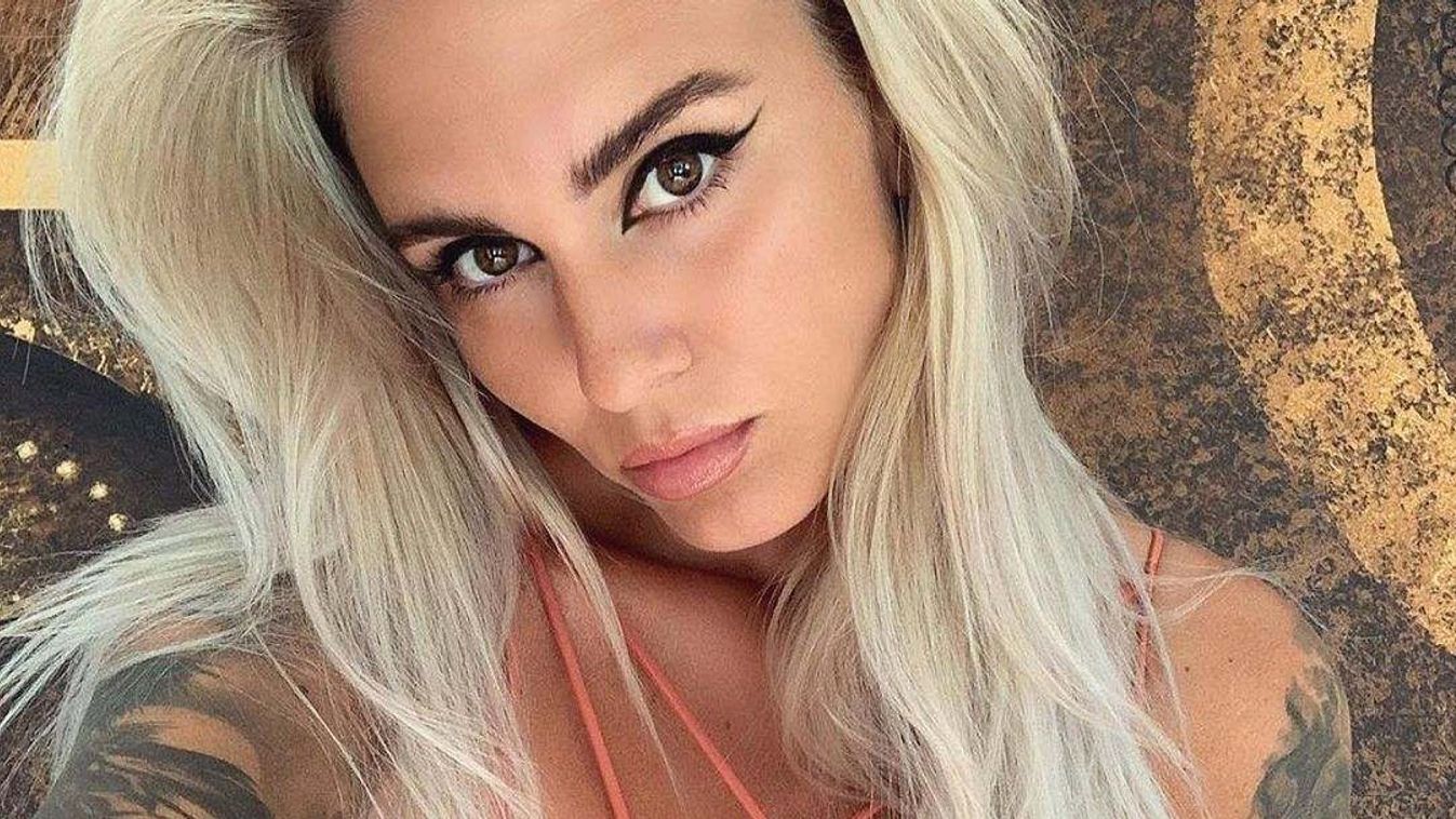 Falatnyi bikini rejtegeti a dús keblű bombázó mellbimbóját