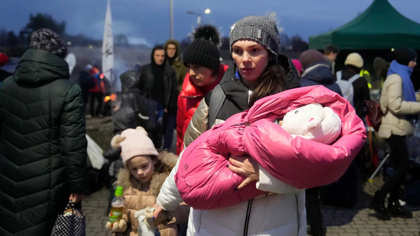 Ez zajlik a határnál és az átmeneti szállásokon - videó