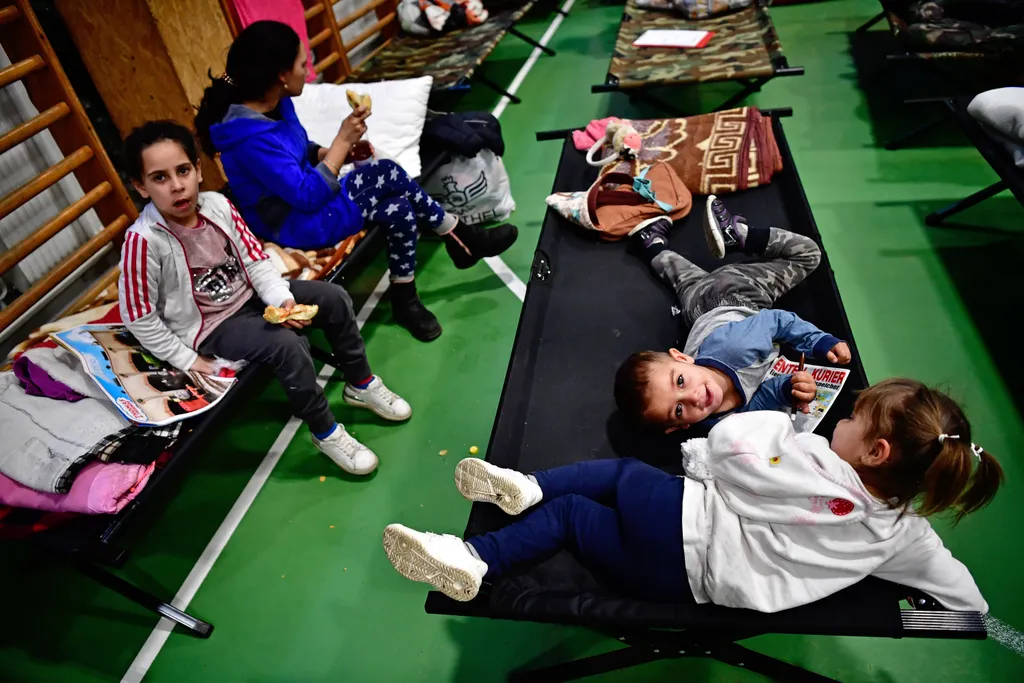 Ukrán menekültek Záhonyban.