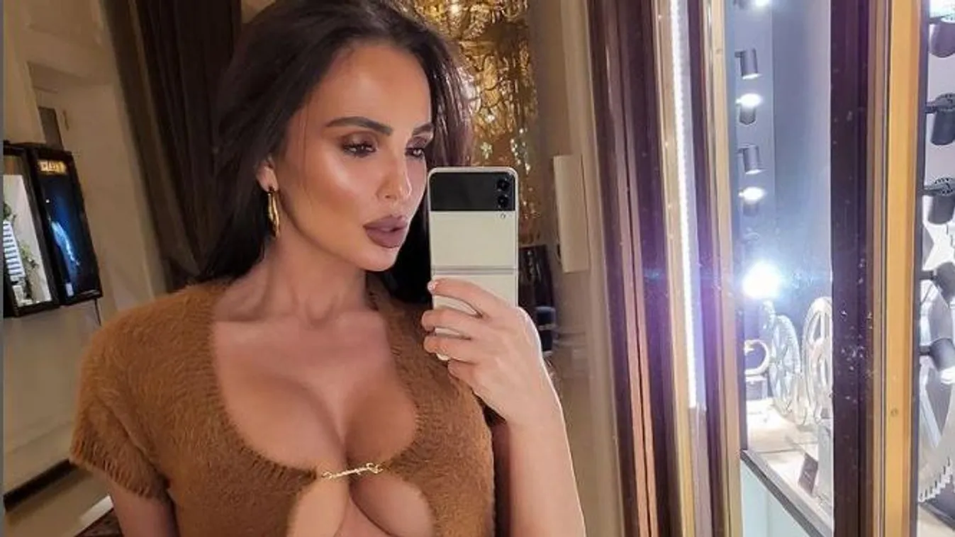 Bugyi nélkül terpeszt az érzéki bombázó