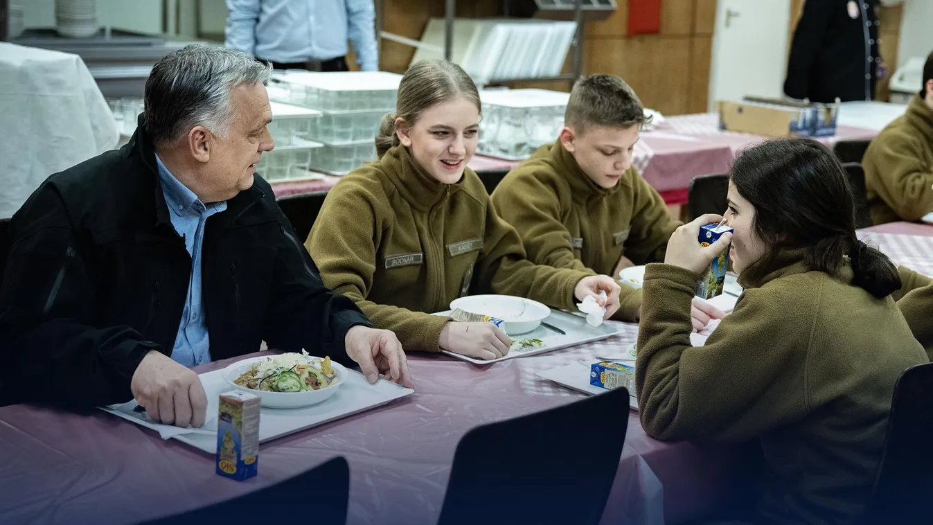 Legénységi kantinban vacsorázott Orbán Viktor