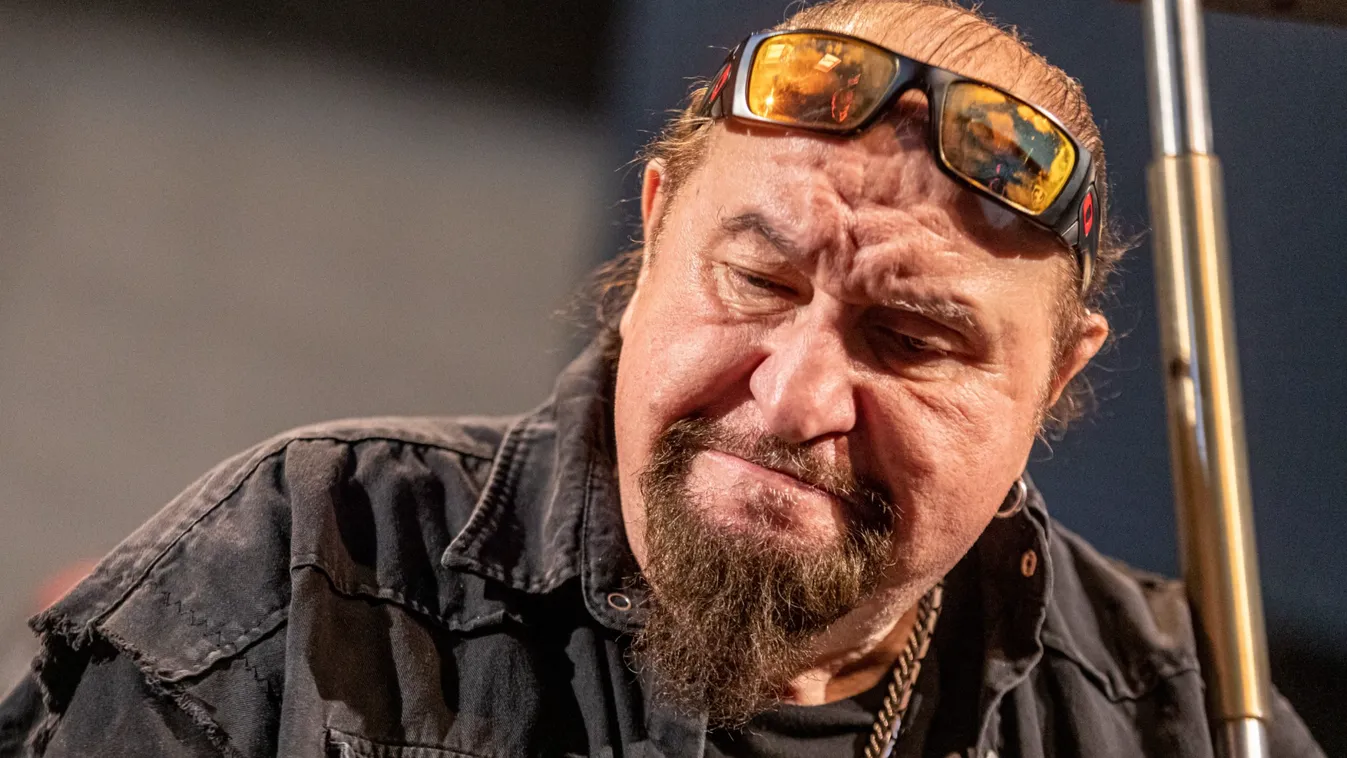 Súlyos műtéten esett át Deák Bill Gyula felesége