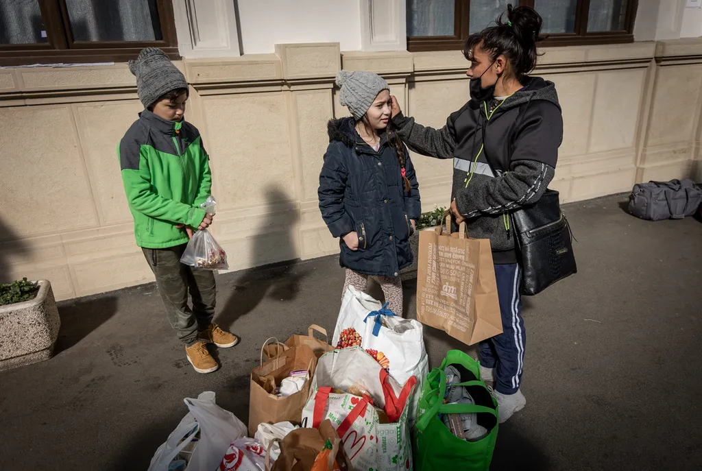 20220305 Budapest, Záhony felől folyamatosan érkeznek a nagyobb menekültcsoportok a fővárosi Nyugati pályaudvarra. Fotó:Bánkúti Sándor