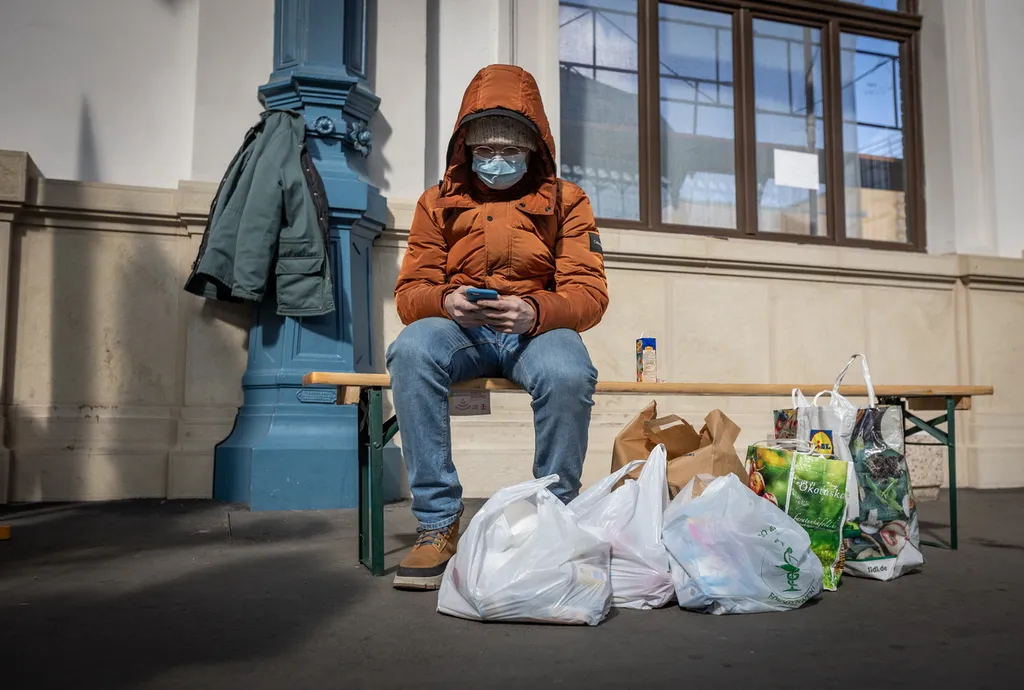 20220305 Budapest, Záhony felől folyamatosan érkeznek a nagyobb menekültcsoportok a fővárosi Nyugati pályaudvarra. Fotó:Bánkúti Sándor