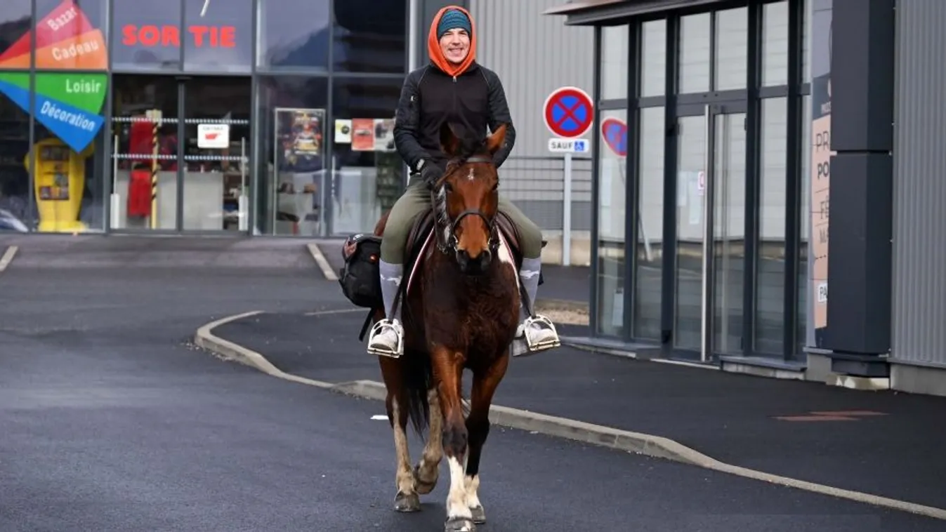 Lóháton jár dolgozni a francia pincér a benzinár miatt