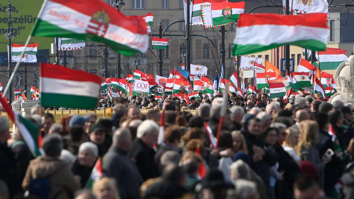 Százezrek a Kossuth téren – Óriási ováció fogadta Orbán Viktort