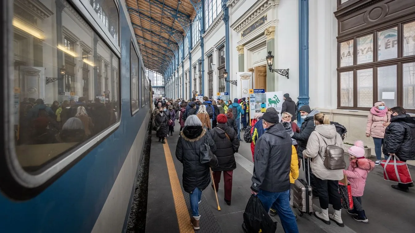 Szívszorító: babakocsik torlaszolják el a pályaudvart