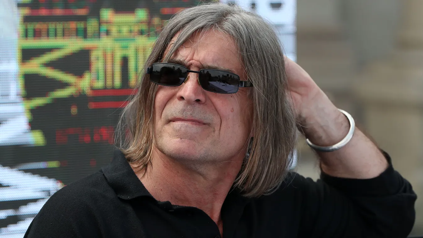 "Nagyon küzdelmes napokat élek meg" - kórházi ágyából jelentkezett a legendás magyar énekes