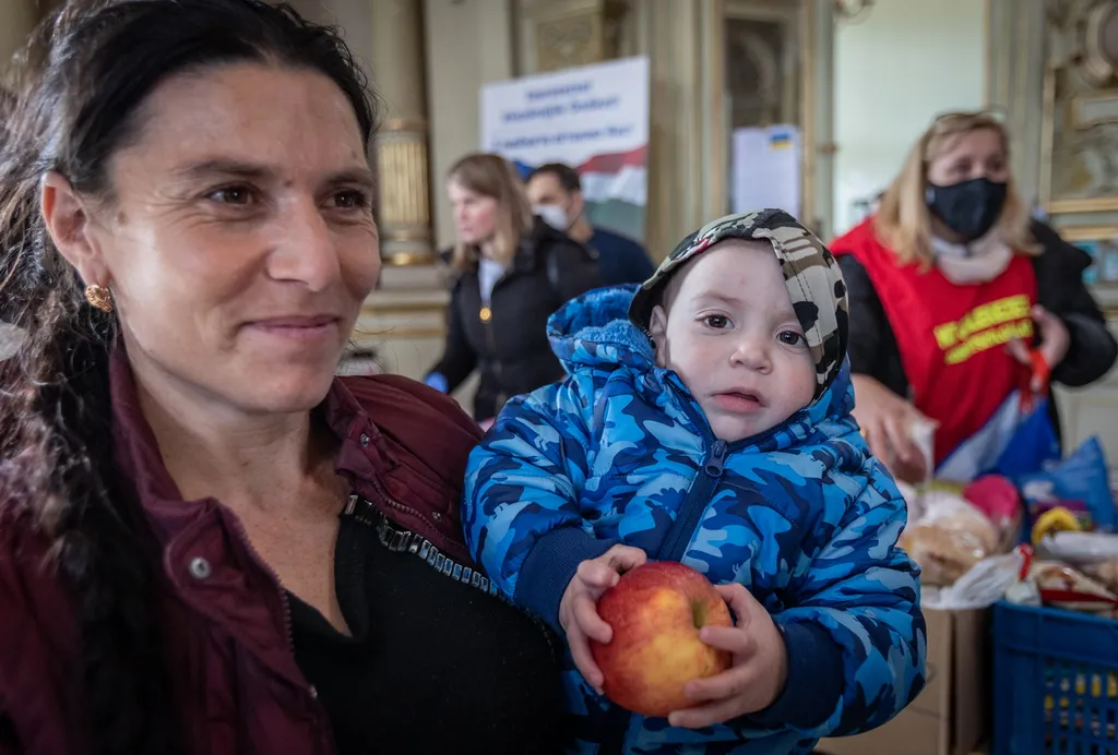 20220305 Budapest, Záhony felől folyamatosan érkeznek a nagyobb menekültcsoportok a fővárosi Nyugati pályaudvarra. Fotó:Bánkúti Sándor