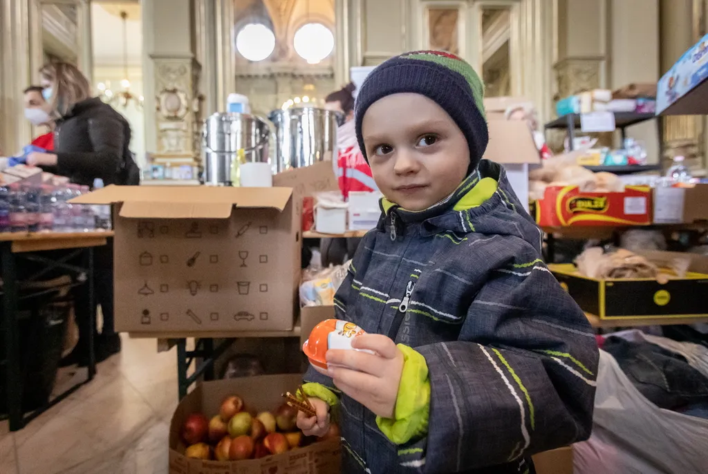 20220305 Budapest, Záhony felől folyamatosan érkeznek a nagyobb menekültcsoportok a fővárosi Nyugati pályaudvarra. Fotó:Bánkúti Sándor