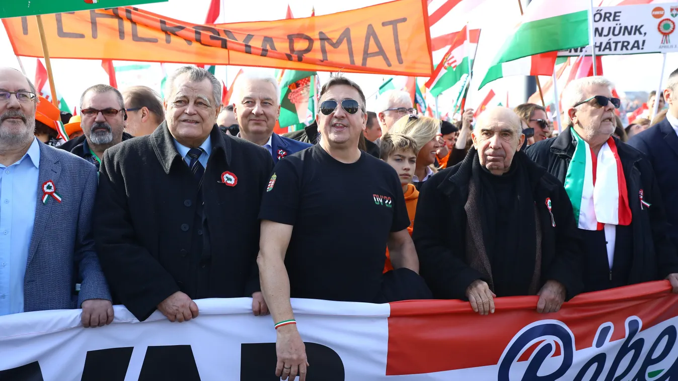 Elindult a Békemenet, óriási a tömeg