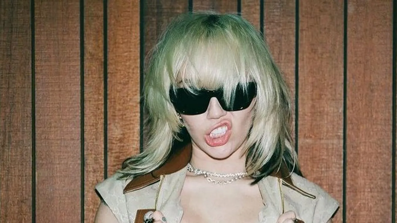 Pánik a levegőben: Villám csapott a fiatal énekesnő repülőgépébe