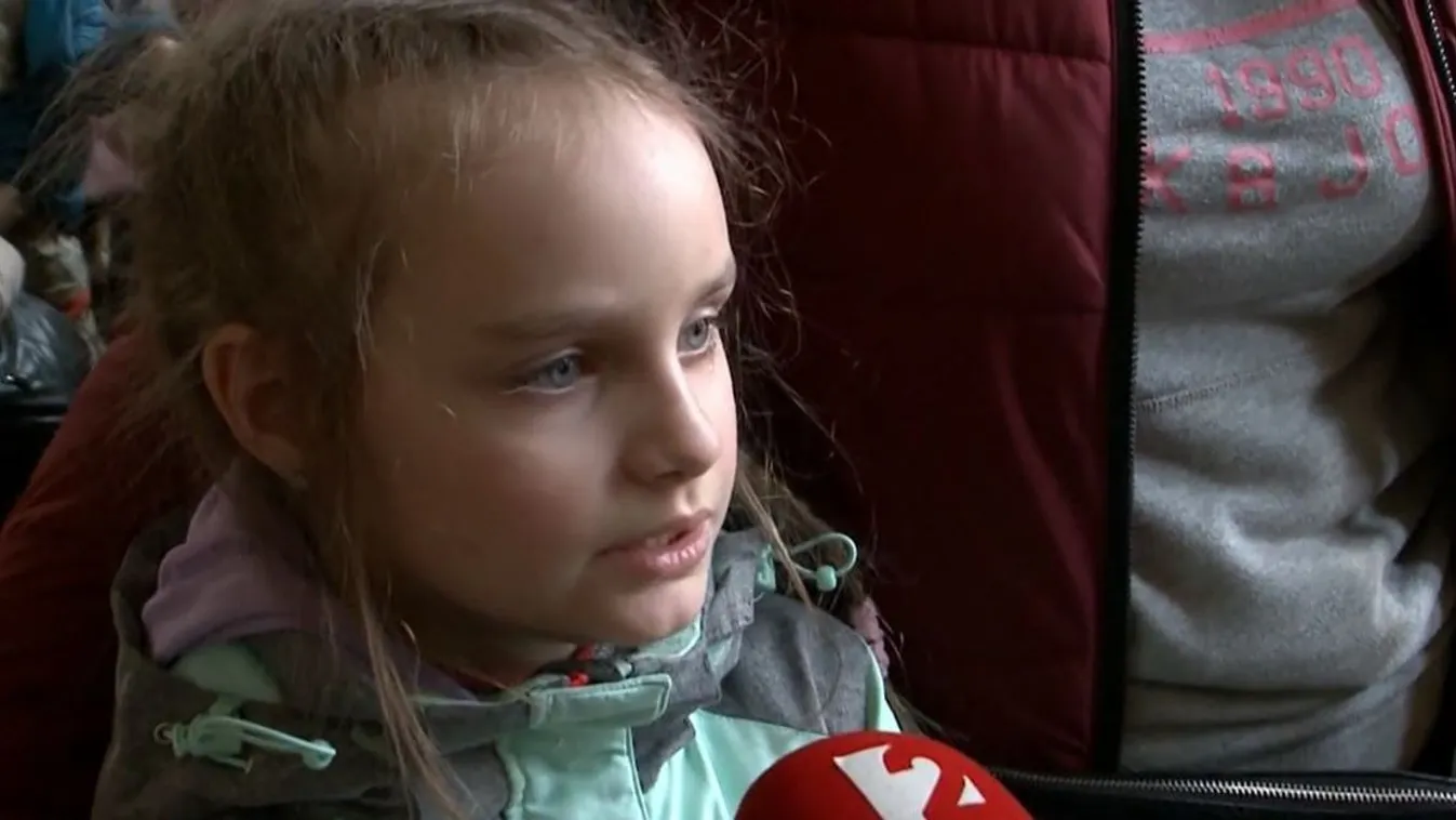 Sírva várja a menekültóvodában az apukáját a kislány