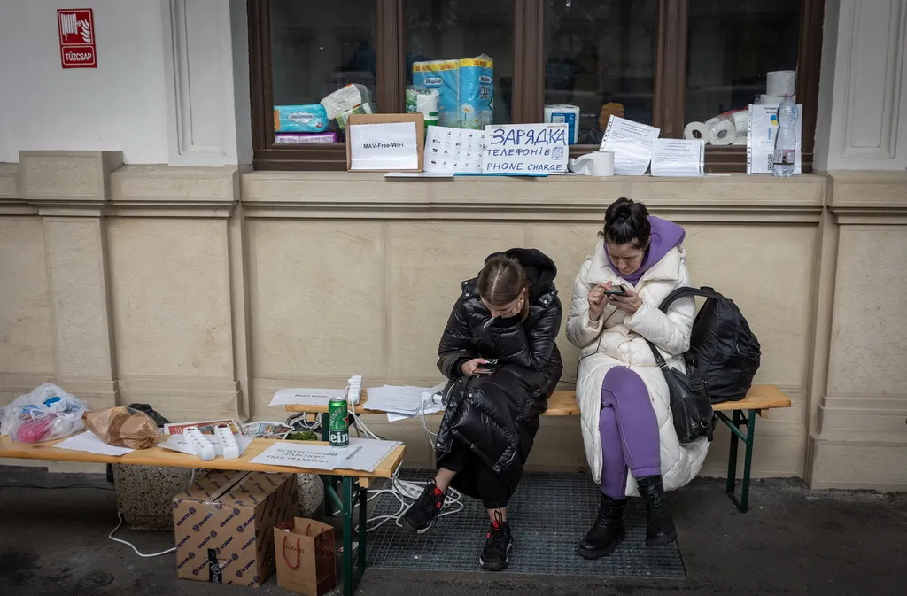 20220305 Budapest, Záhony felől folyamatosan érkeznek a nagyobb menekültcsoportok a fővárosi Nyugati pályaudvarra. Fotó:Bánkúti Sándor