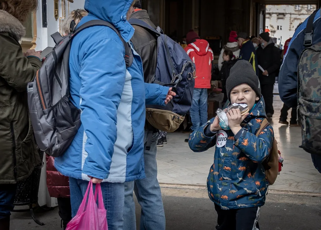 20220305 Budapest, Záhony felől folyamatosan érkeznek a nagyobb menekültcsoportok a fővárosi Nyugati pályaudvarra. Fotó:Bánkúti Sándor