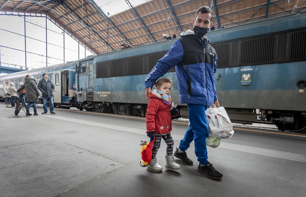 20220305 Budapest, Záhony felől folyamatosan érkeznek a nagyobb menekültcsoportok a fővárosi Nyugati pályaudvarra. Fotó:Bánkúti Sándor