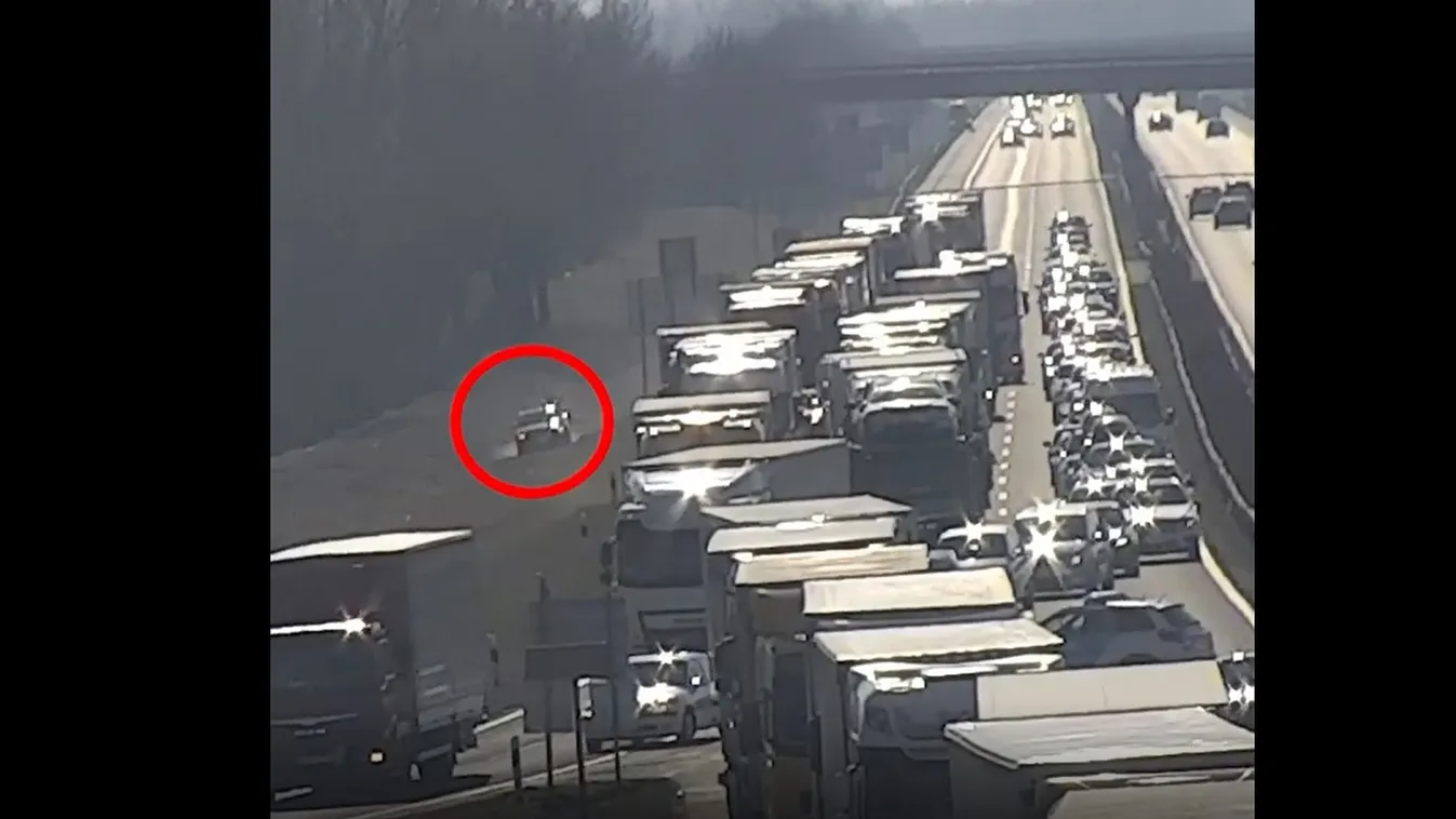 Elképesztő módon vágott előre a dugóban egy autós