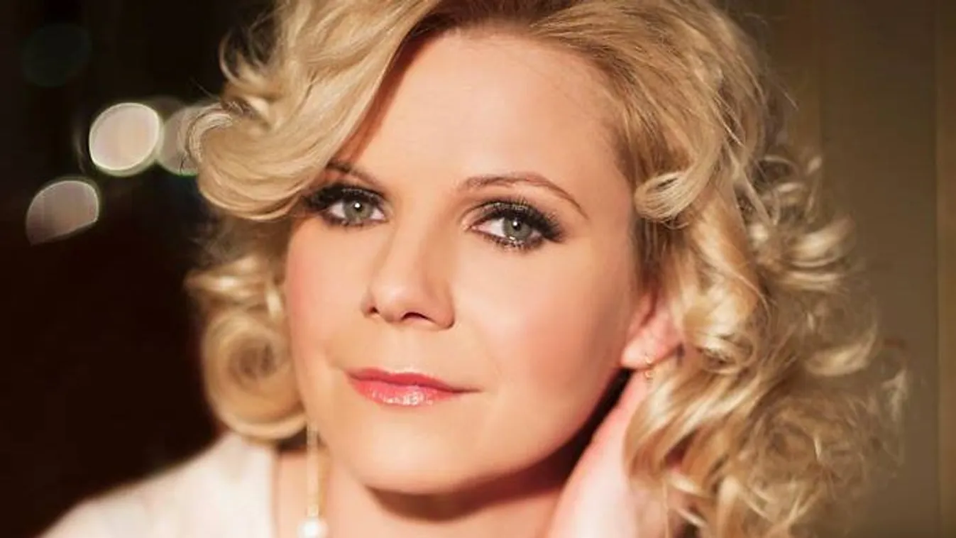 Cisztát találtak az Operett sztárjának torkában, műteni kell