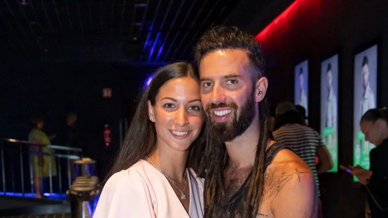 Ezt művelte a medencében a magyar énekes és párja