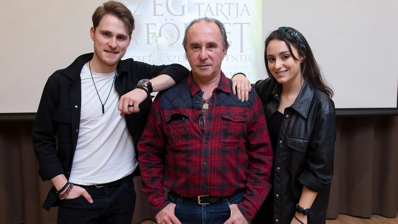 Felnőttek a gyerekek, közösen lépnek fel apjukkal