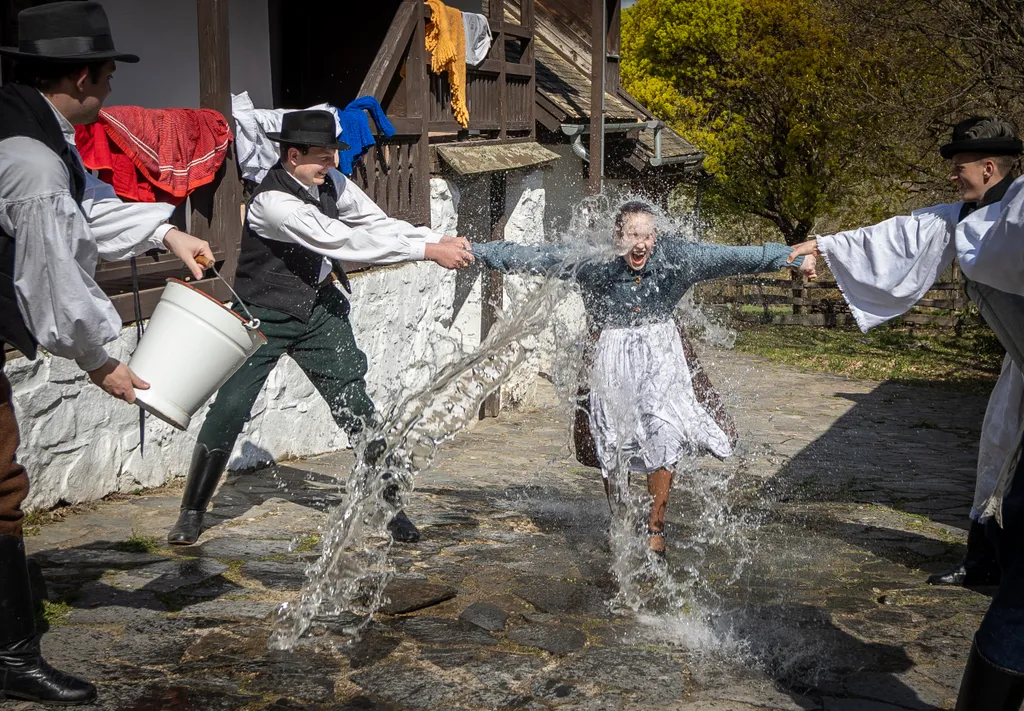20220418 Hollókő, Húsvéti locsolkodás Hollókőn. Fotó:Bánkúti Sándor