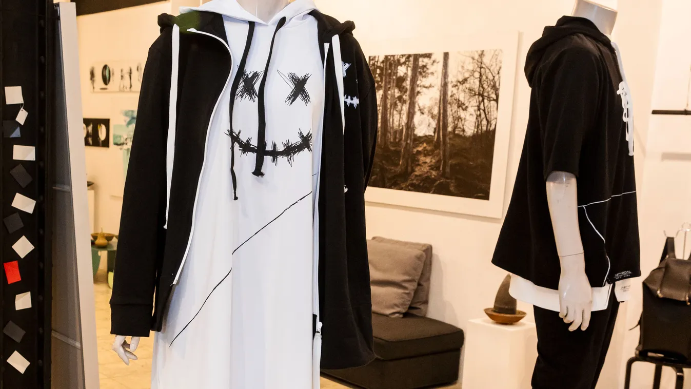 Autista magyar kamaszfiú rajza kapott helyet a márkás ruhákon