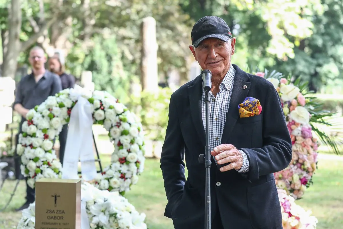 Zsa Zsa Gabor's urn buried in Budapest