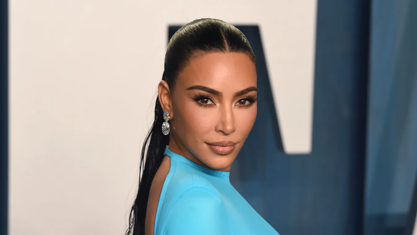 Ebben a ruhában a cirkuszból sem dobnák ki Kim Kardashiant