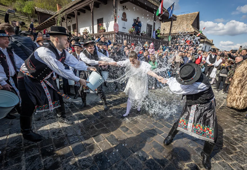 20220418 Hollókő, Húsvéti locsolkodás Hollókőn. Fotó:Bánkúti Sándor